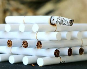 Виробляли 10 млн сигарет щотижня: в Німеччині виявили нелегальну тютюнову фабрику з українцями