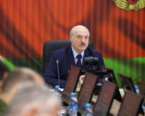Лукашенко погрожує вчителям звільненням за інакодумство