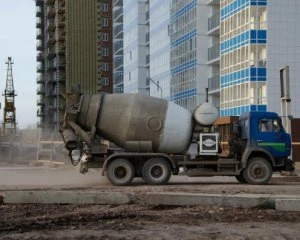 У Києві бетономішалка протаранила 2 авто