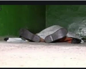 Медики покинули мертву жінку в під'їзді, бо боялися коронавірусу