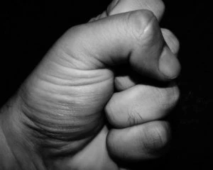 Молодики обмотали чоловіка скотчем і підірвали на ньому петарду