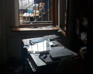 Жінка забарикадувалася в аптеці і погрожувала шматком скла собі і людям