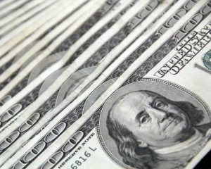 Уперше з початку місяця долар подорожчав