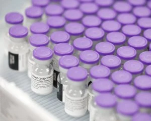 Україна отримає майже пів мільйона доз вакцини Pfizer для освітян
