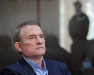 Медведчуку у браслеті не платять зарплату