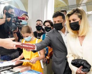 Зеленський на Книжковому арсеналі шукав книжки з історії
