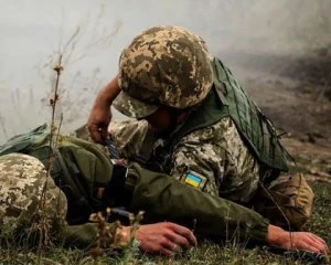 На Донбасі поранили українського військового