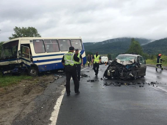 Легковик і автобус потрапили в смертельну аварію
