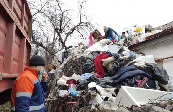 Сміття сягнуло даху - після смерті чоловіка жінка перетворила двір на звалище