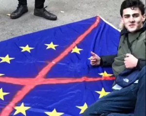 Почалися погрози: історія зі зняттям прапорів ЄС отримала продовження