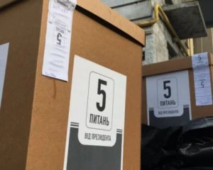 У мережі з'явилось фото бюлетенів опитування Зеленського на 