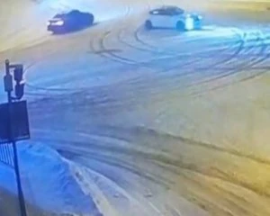 Легковик дрифтував на перехресті між іншими автівками