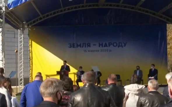 Перед виборами Зеленський підписав указ про передачу с/г земель