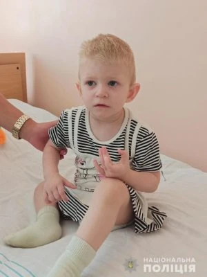 2-річна дівчинка гуляла сама по коліях. Поліція розшукує батьків