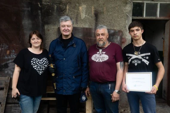 Порошенко передав допомогу для відбудови родинної кузні батька військового моряка Андрія Ейдера