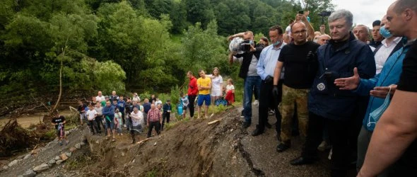 Порошенко закликав владу допомогти Прикарпаттю будівельною технікою