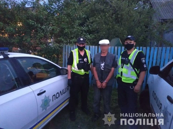 Чоловік зарубав співмешканку сина, бо не пускала його в хату