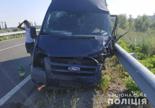 Некерований мікроавтобус вилетів  на зустрічку: перші кадри смертельної ДТП