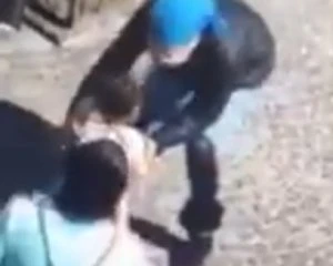 Жінка в зимовому одязі намагалася вкрасти дитину у матері на очах: все потрапило на відео