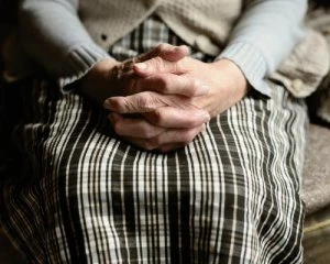 На Донбасі сотні тисяч людей залишилися без пенсій — ООН