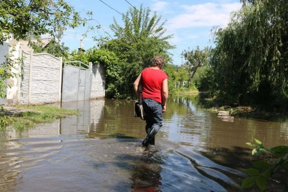 Людям - по пояс, а машинам - по самі вікна: Дніпро пішов під воду