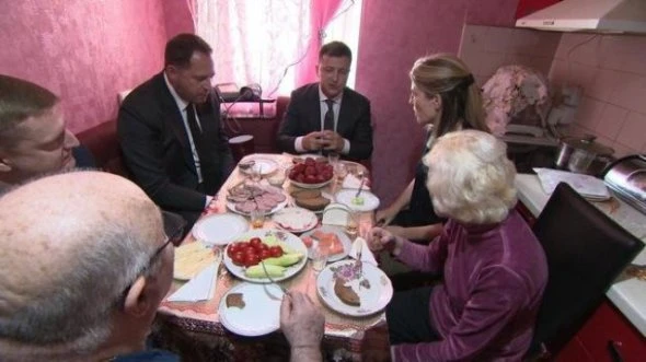 Зеленський пригостив американських журналістів салом