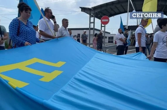 В Україні відзначають День кримськотатарського прапора