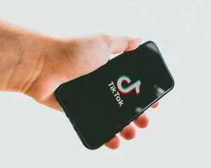РФ змусила TikTok видалити близько 250 відео про ЛГБТ