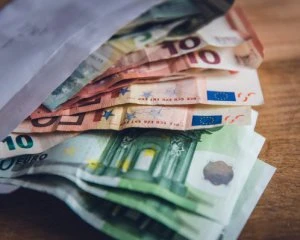 Якщо змушують повернути борг, який не брали: як взаємодіяти з колекторами