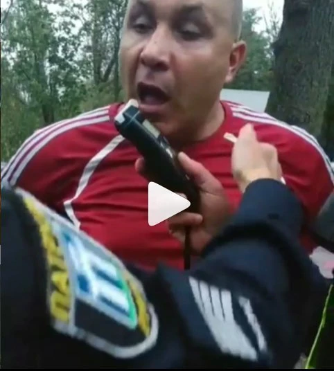 Намагався подути в драгер і відкусив трубку: у мережу потрапило відео із п'яним водієм