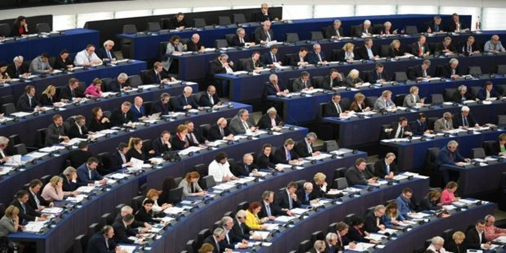 El Parlamento Europeo pide aumentar la presencia de mujeres en altos cargos de empresas 
