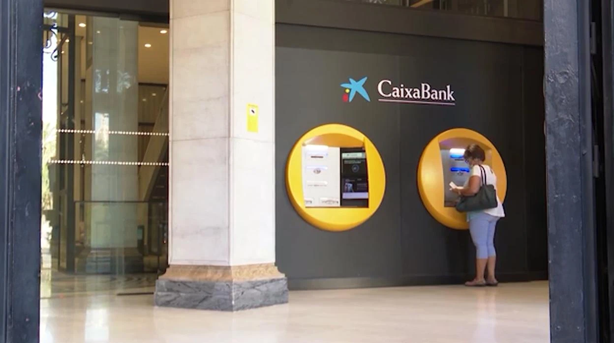 Estas son las excepciones a la comisión de 240 euros por cuenta corriente de CaixaBank