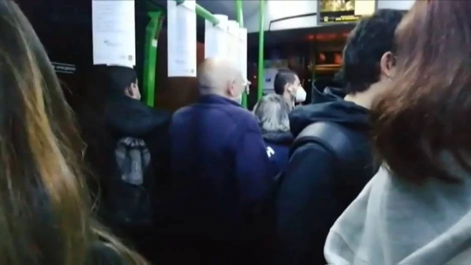 Un neumólogo denuncia las aglomeraciones en el autobús que lleva al hospital de Vigo