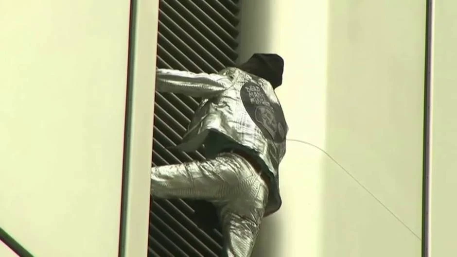El 'Spiderman francés' escala sin protección un rascacielos de 154 metros y 42 pisos en Frankfurt