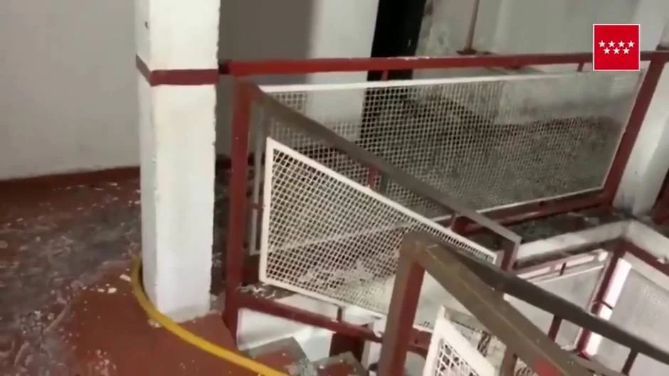 Arde un piso en Torrejón y vecinos acusan al inquilino okupa de incendiarlo