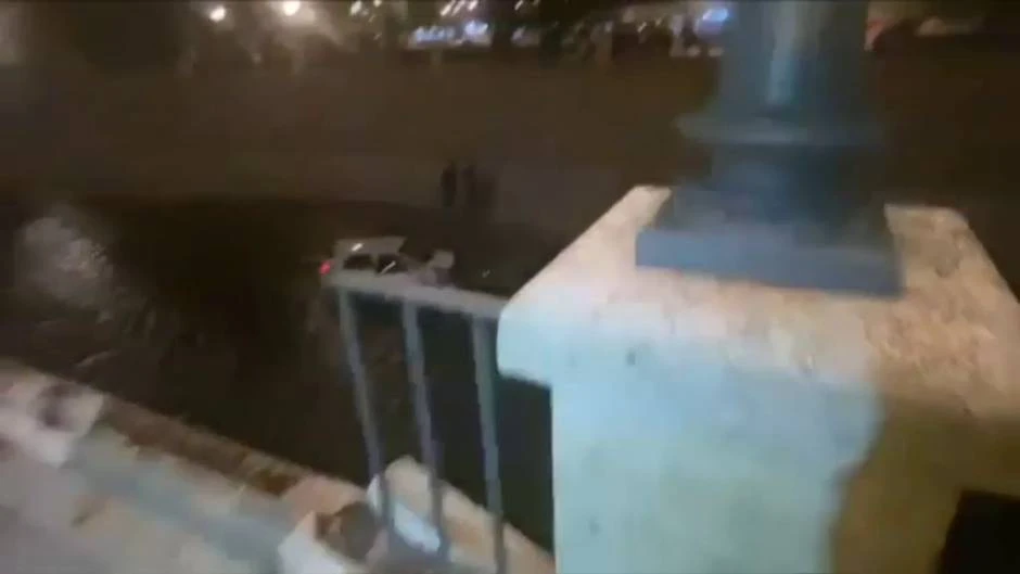 Una mujer se accidenta con su vehículo en Granada y acaba en el fondo del río Genil
