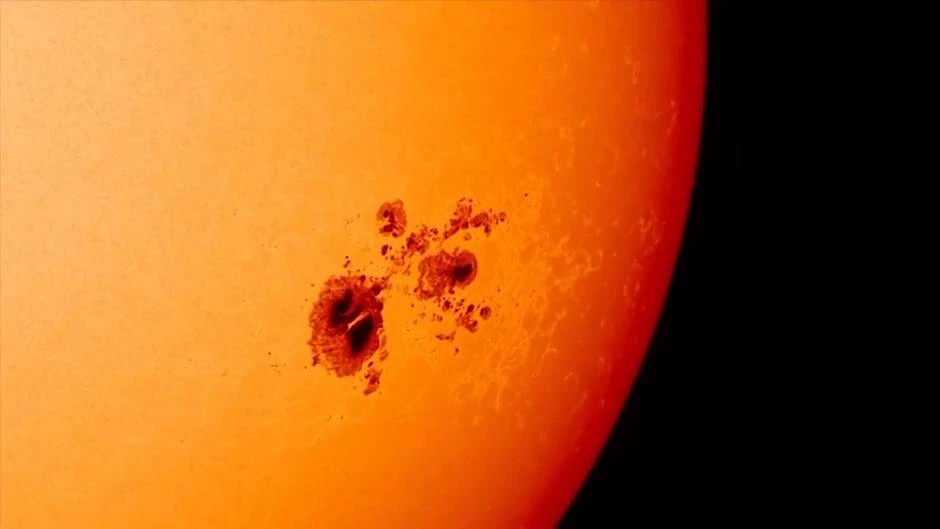 Un mundo con un mar de lava cubierto por una atmósfera de vapor de roca
