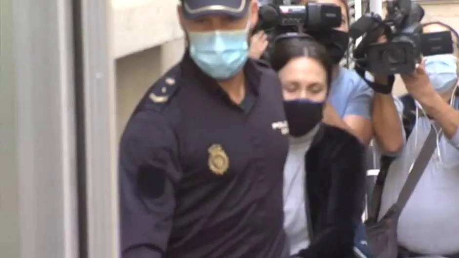 La acusada por el crimen del niño autista de Elda llega a la Audiencia Provincial de Alicante