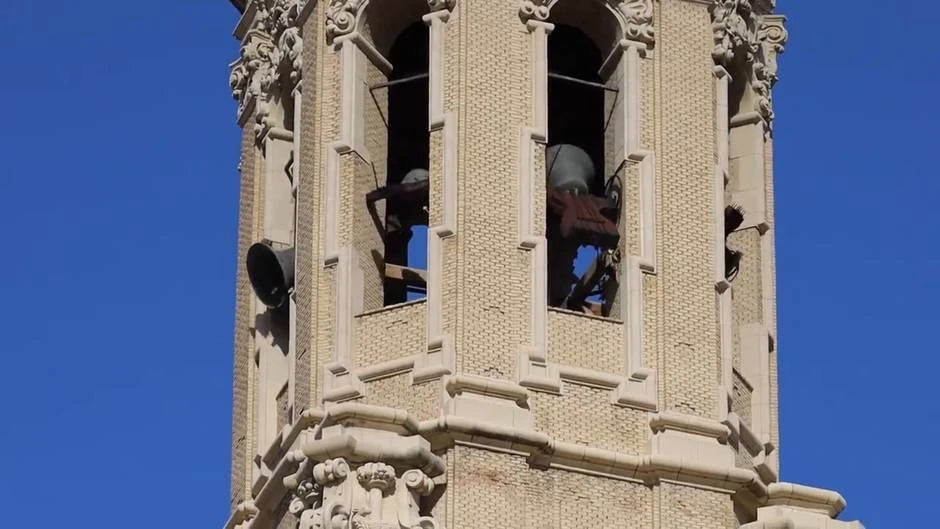 Aragoneses depositan flores en la fachada de la basílica del Pilar