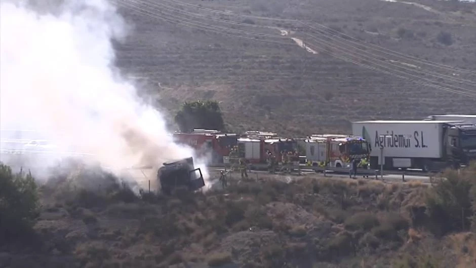 Un aparatoso accidente de tráfico entre un camión y un turismo deja dos heridos en Murcia