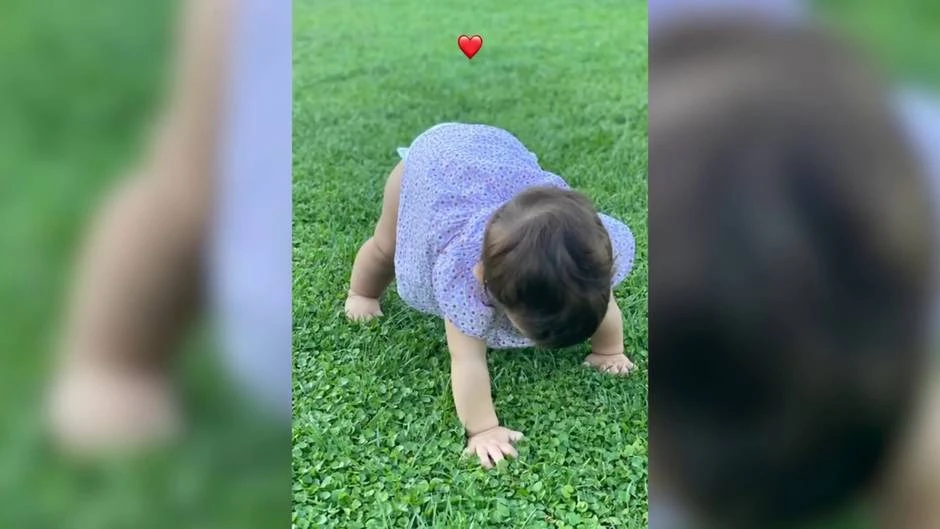 La hija de Laura Escanes y Risto Mejide empieza a gatear
