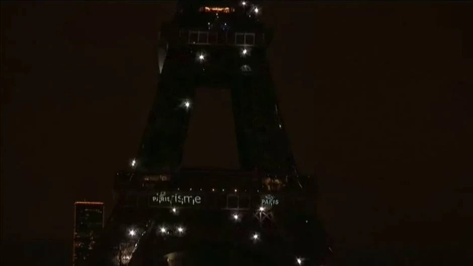 La Torre Eiffel se ilumina en memoria de las víctimas de los atentados terroristas de 2015