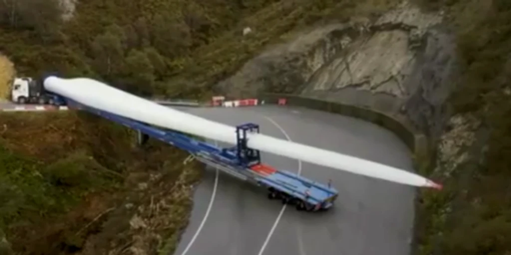 Así es el impresionante traslado de las palas de un generador para un parque eólico