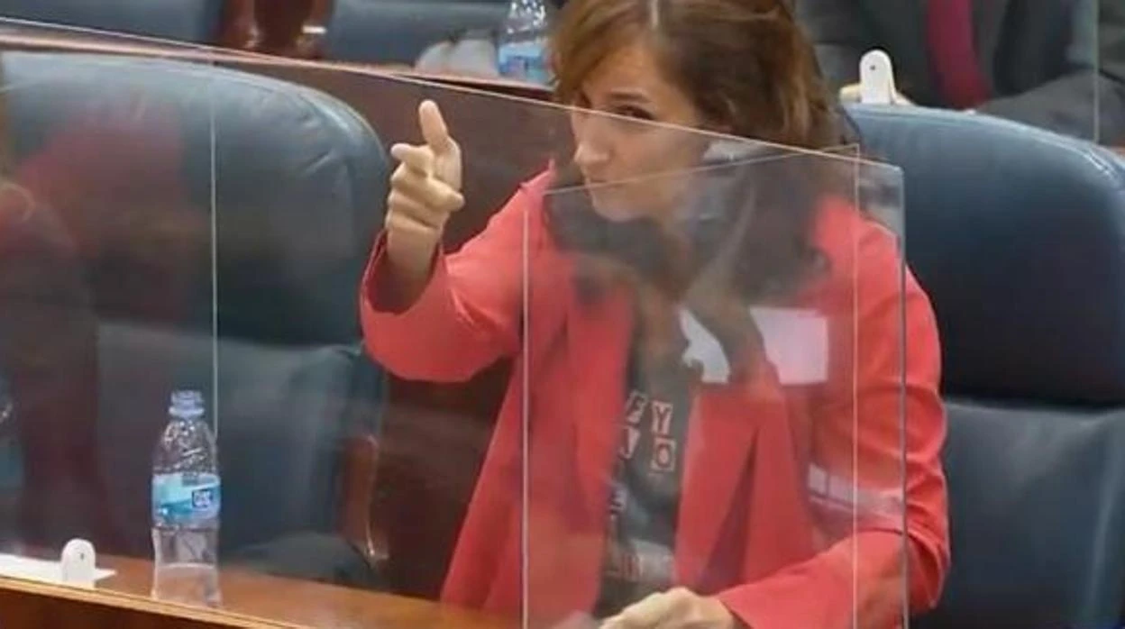 El PP denuncia el gesto «amenazante» de una diputada de Más Madrid en el pleno