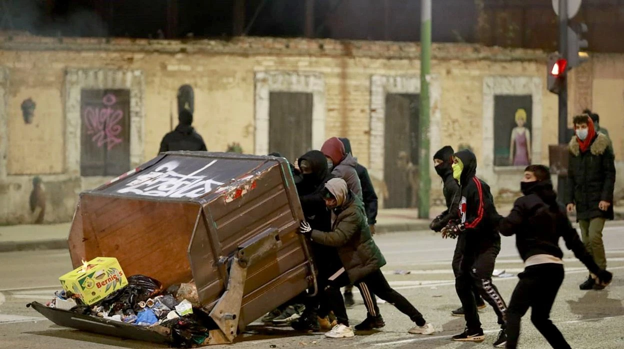 Vídeo | Así ha sido la violenta concentración en Burgos para protestar contra la medidas sanitarias