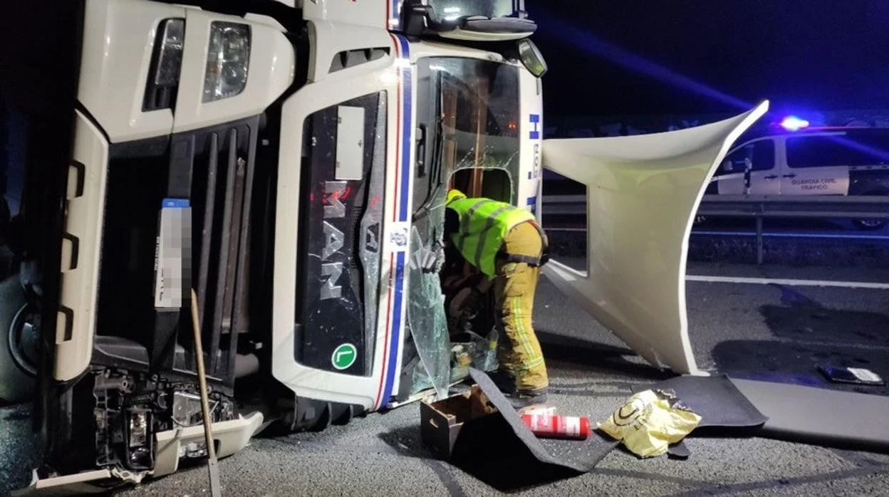 El dramático SOS de un camionero atrapado que tocaba el claxón malherido tras volcar en la autovía en Alicante