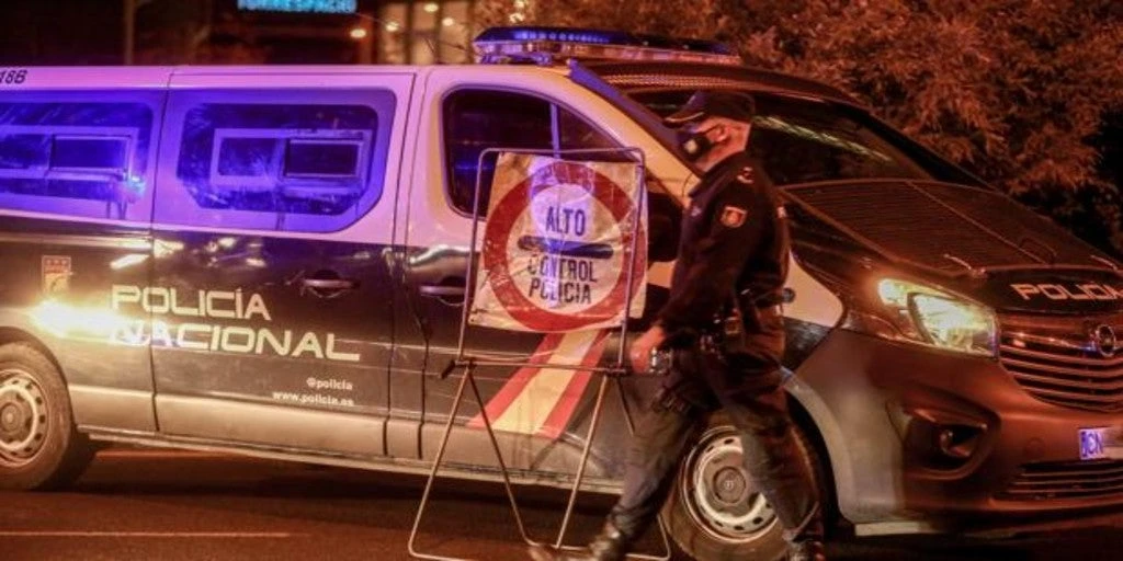 Cuatro detenidos y 200 multados en una fiesta ilegal en una casa de Aravaca