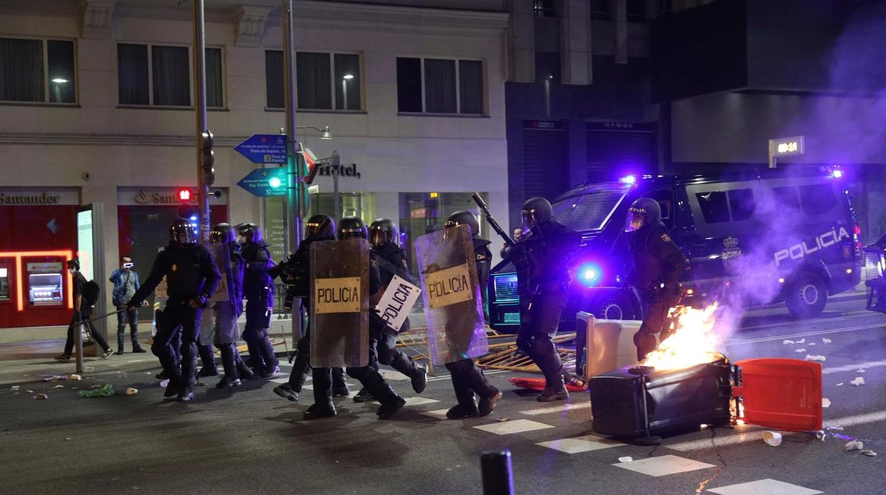 Disturbios en Madrid: los vídeos que dejan las protestas violentas contra las restricciones de movilidad