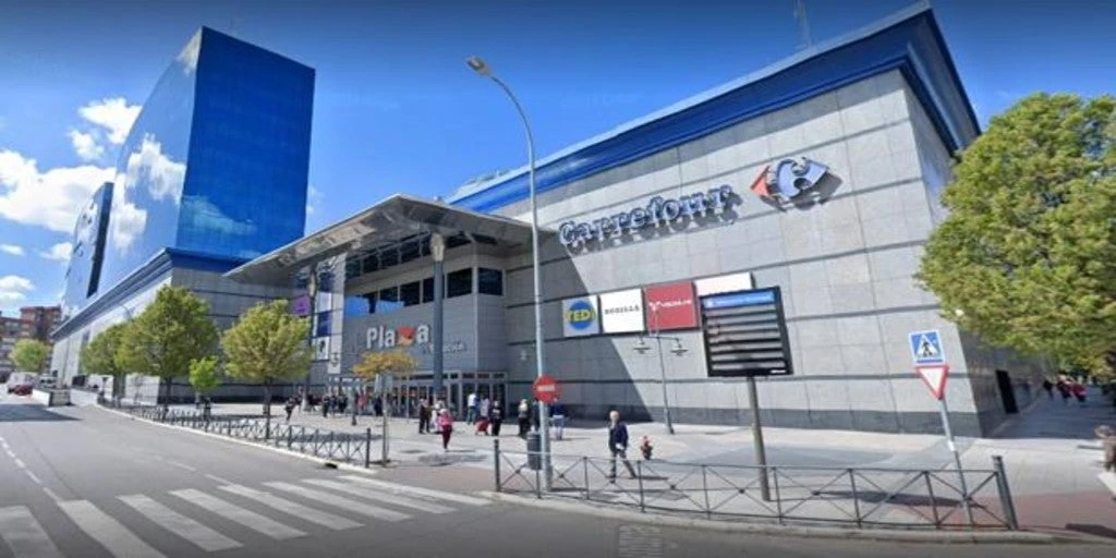 Los vigilantes que echaron a una pareja gay de un centro comercial: «¿Os parece normal lo que hacéis? Es irrespetuoso»