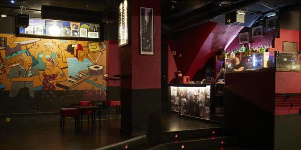 Las discotecas se convierten en bares para reponerse del Covid-19